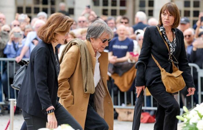 Jacques Dutronc sostenuto dalla sua compagna Sylvie Duval al funerale di Françoise Hardy