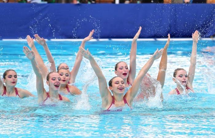 il balletto acrobatico del Nuoto Artistico di Tours in Gold