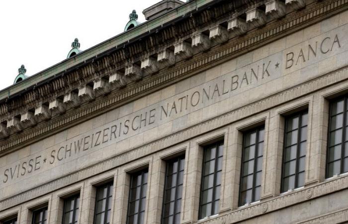 La Svizzera guida il gruppo di banche centrali che tagliano i tassi di interesse, mentre la Federal Reserve americana resta indietro