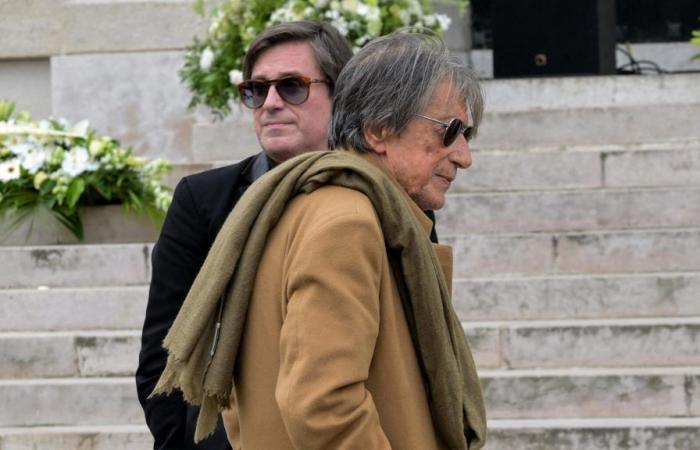Al funerale di Françoise Hardy si sono riuniti suo figlio Thomas Dutronc e un pubblico di star