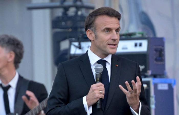 Emmanuel Macron mette fianco a fianco il Raggruppamento Nazionale e il Nuovo Fronte Popolare e chiede un voto contrario