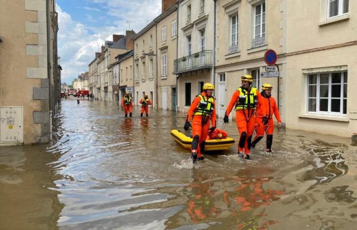 Francia – Mondo – Inondazioni: sommerso dall’acqua il comune di Craon, 4.500 abitanti, nella Mayenne