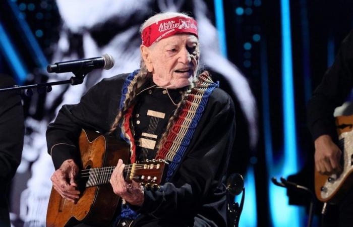 Willie Nelson cancella gli spettacoli del festival musicale fuorilegge su “ordine del medico”
