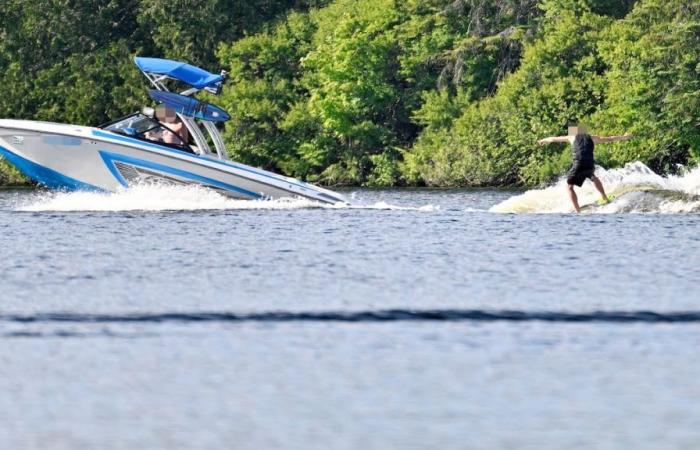 I comuni vogliono vietare il wakesurf, che provoca il caos sui laghi
