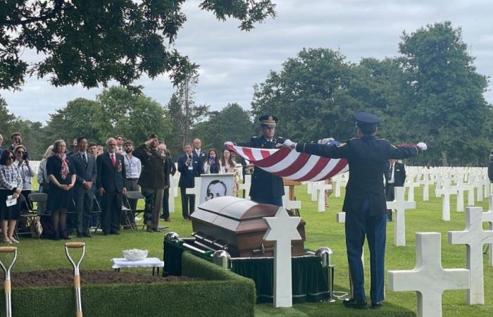 IN FOTO – A 80 anni dalla morte, un soldato ebreo americano sepolto nel cimitero di Colleville-sur-Mer
