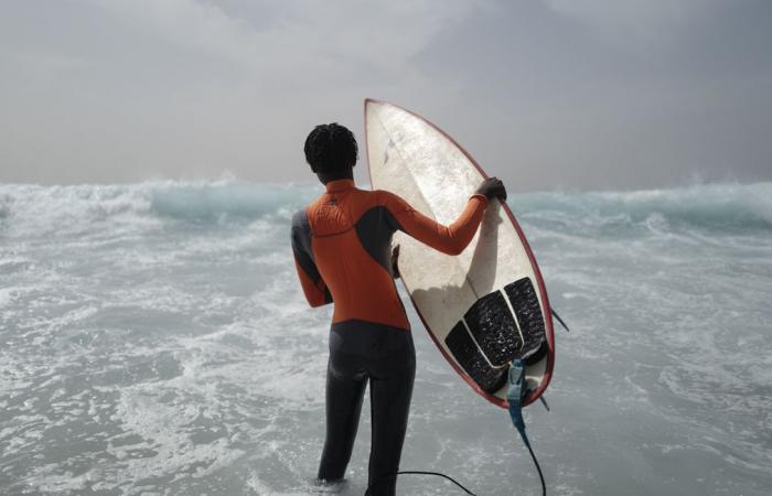 In Senegal, lezioni di surf gratuite per recuperare gli studenti abbandonati