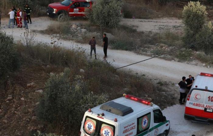 Cisgiordania: soldati israeliani legano un palestinese ferito a un veicolo militare