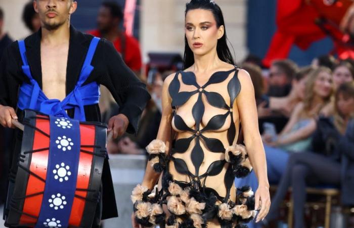 Katy Perry a Vogue World Paris: guarda il suo vestito ritagliato