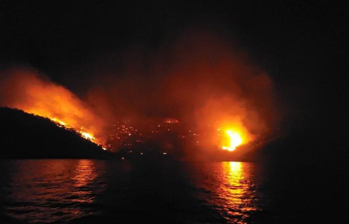 Su uno yacht di lusso, festaioli sospettati di aver appiccato il fuoco a un’isola greca