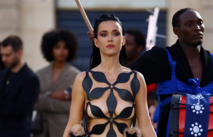 Katy Perry ha indossato un abito nudo geometrico alla sfilata di Vogue World 2024 a Parigi