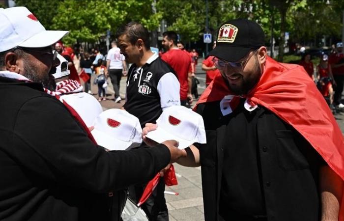 distribuzione di berretti “anguria” a sostegno della Palestina