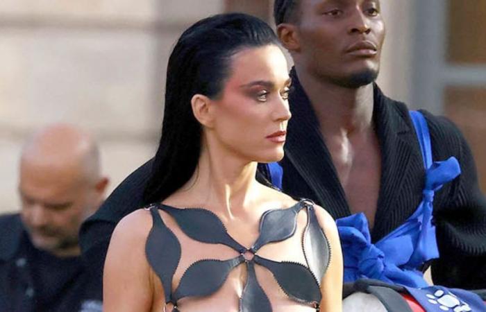Katy Perry sfoggia un abito nero ritagliato a Vogue World: Parigi