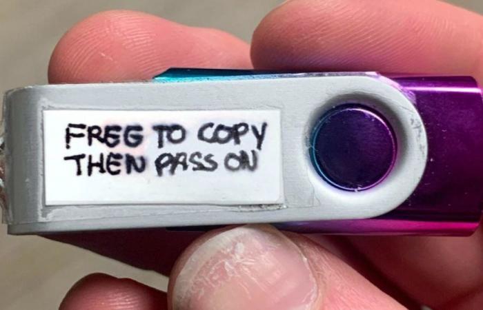 Un uomo trova su un treno una chiavetta USB con la scritta “Liberi di copiare, poi trasmettere”: guarda cosa c’è sopra