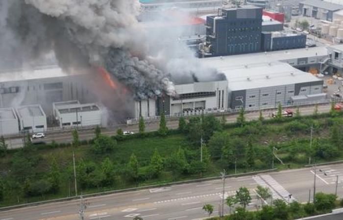 Un morto e 21 dispersi nell’incendio di una fabbrica di batterie a Hwaseong