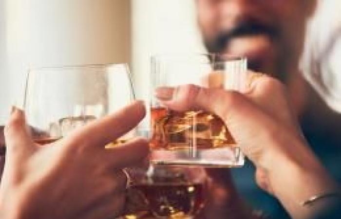 Dovresti smettere di bere alcolici a questa età per rimanere in salute