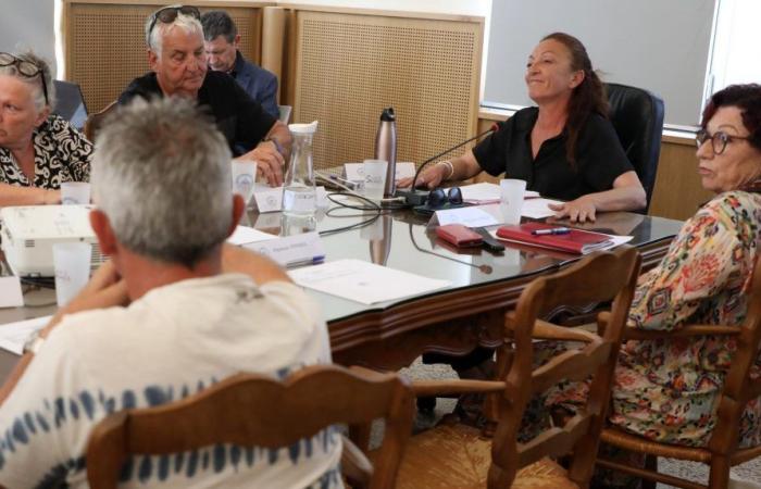 Les Saintes-Maries-de-la-Mer: l’opposizione vota per ritirare le sue delegazioni al sindaco Christelle Aillet, durante il consiglio comunale