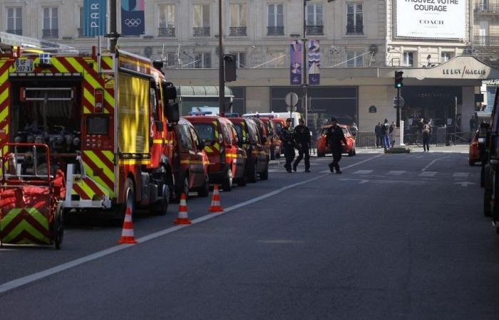 Scoppia un incendio nei pressi del municipio di Parigi: una persona in assoluta emergenza, evacuata la BHV