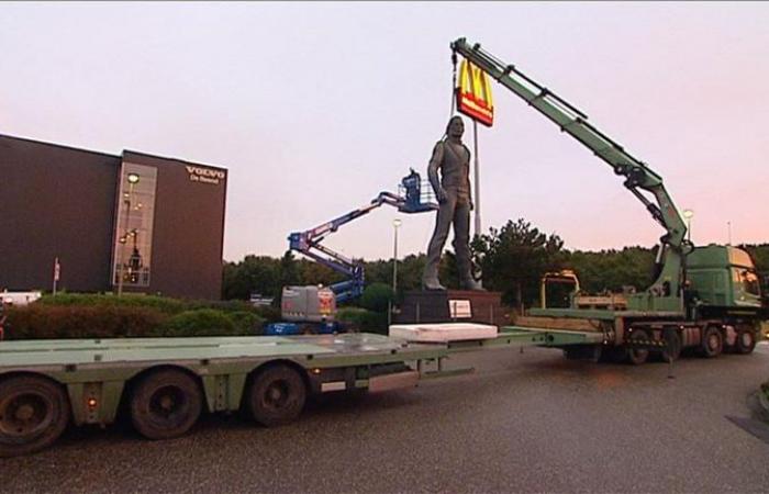 La mega statua di Michael Jackson riposa ancora nell’anniversario della sua morte