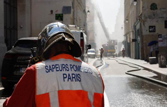 Sette feriti tra cui cinque vigili del fuoco in un incendio davanti al BHV a Parigi: quello che sappiamo