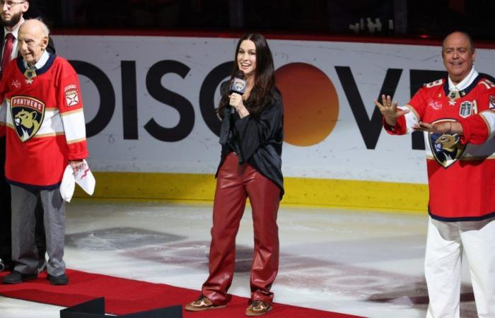 Guarda Alanis Morissette cantare l’inno nazionale alla finale della Stanley Cup, partita 7