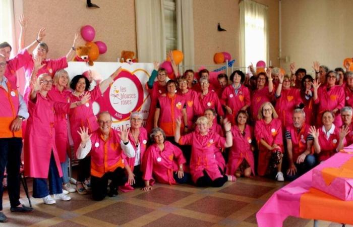 Da 80 anni i Pink Coats portano gioia negli ospedali