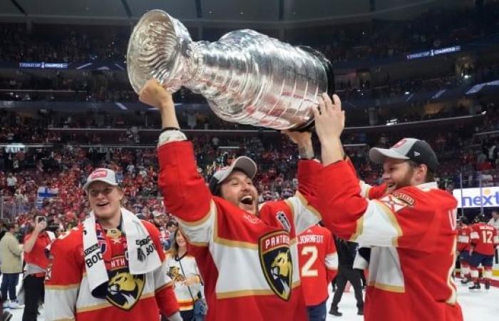 Il Sei Nazioni, Ontario, festeggia mentre il giocatore locale Brandon Montour solleva la Stanley Cup