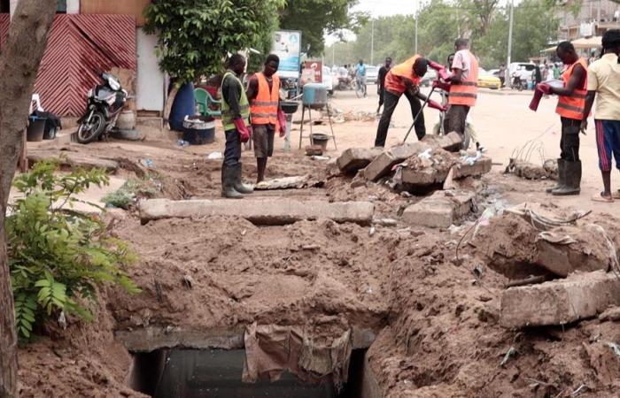 Prevenzione delle inondazioni: il progetto PILIER monitora la pulizia delle grondaie a N’Djamena