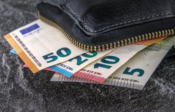 Un senzatetto riporta un portafoglio con quasi 2.000 euro, viene ringraziato per la sua onestà con un buono regalo da 50 euro