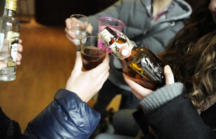 Sempre più giovani ne sono colpiti, in Europa il 45% dei “15-19enni” sono “bevitori abituali”