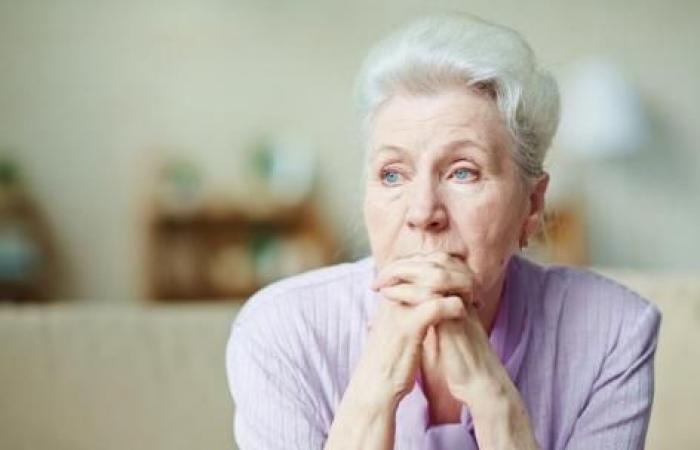 la solitudine cronica aumenta i rischi degli anziani