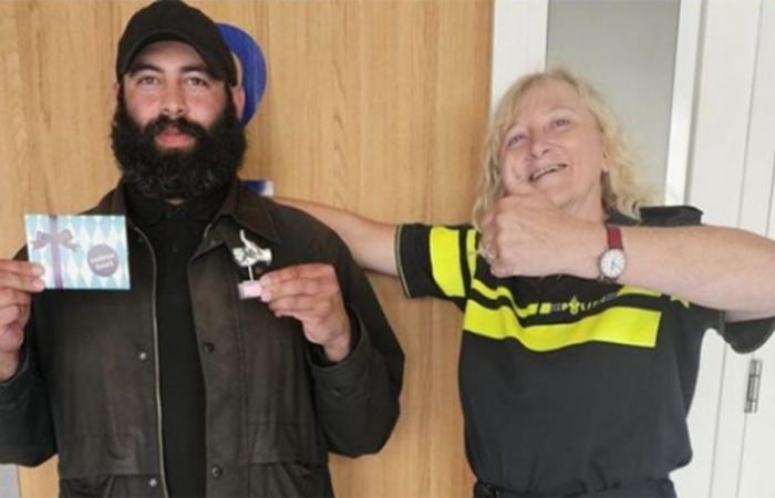 Hadjer, senzatetto di 33 anni, porta un portafoglio alla polizia: riceve più di 34mila euro, “Non trovo le parole”
