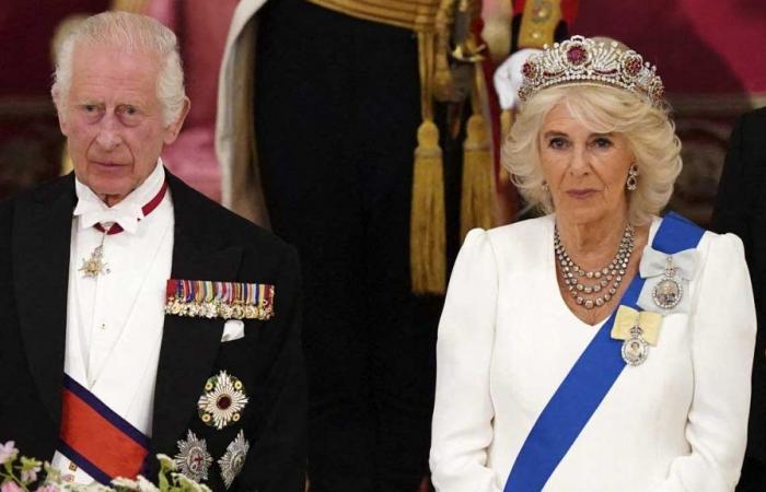 La regina Camilla indossa per la prima volta la medaglia dell’Ordine della Famiglia di Re Carlo III