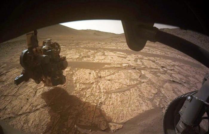 Il rover Perseverance scopre e analizza rocce misteriose dalla consistenza unica su Marte!