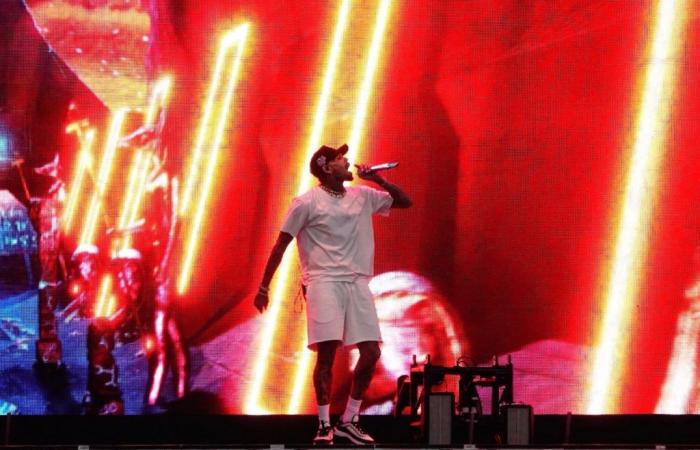 Disagio nel bel mezzo di un concerto: Chris Brown rivela un po’ troppo davanti a migliaia di fan