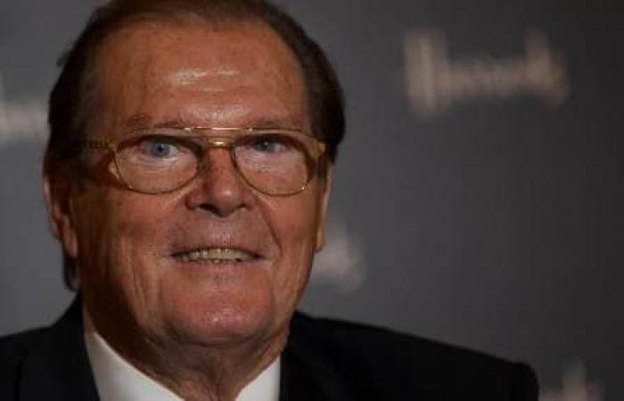 La tomba di Roger Moore, il protagonista di “James Bond”, profanata a Monaco