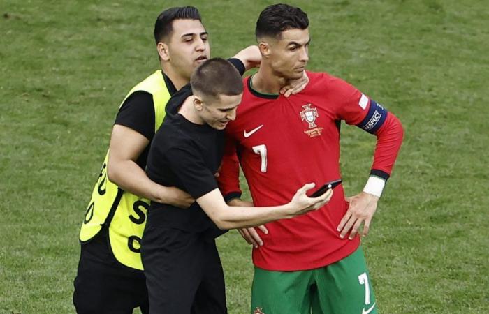 Euro 2024 | Field Stormer XXL – Un tifoso tenta di saltare Cristiano Ronaldo dalla tribuna