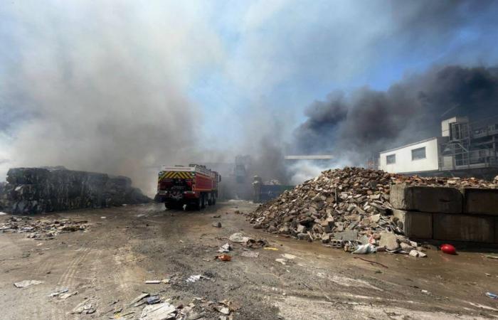 A Gardanne, le immagini del centro di riciclaggio in fiamme