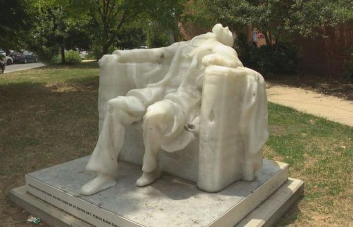 A Washington DC, una scultura di Abraham Lincoln si scioglie a causa del calore elevato