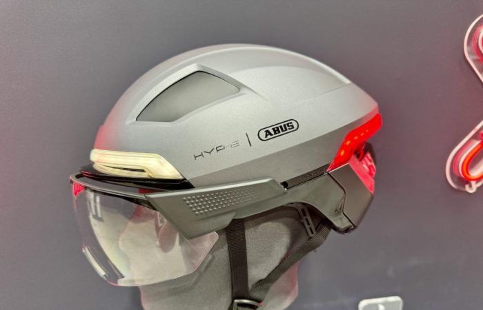 Abus Hyp-E: visiera regolabile, indicatori di direzione, luce freno… il casco da bici definitivo è qui!