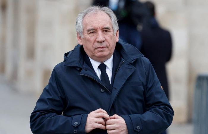 Bayrou accusa Le Pen di “mettere profondamente in discussione la Costituzione”
