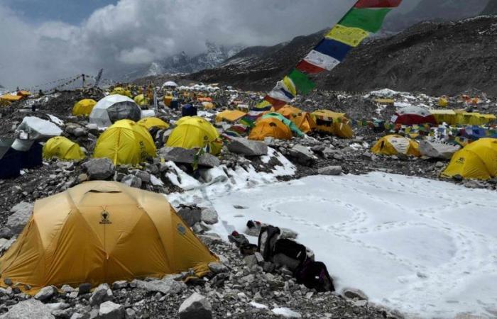 Everest: il loro lavoro? Scendi dai corpi congelati degli alpinisti