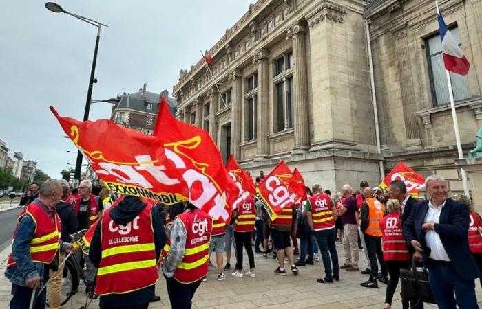 Un centinaio di persone si sono radunate davanti al tribunale di Le Havre a sostegno dei dipendenti della ExxonMobil