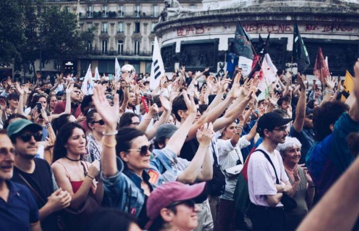 a Parigi, un incontro mobilita diverse migliaia di persone attorno a numerosi artisti: Libération