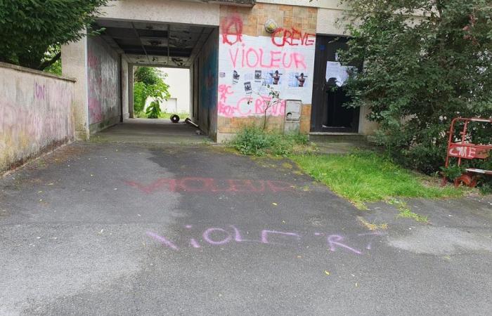 Etichette offensive sui muri di uno squat a Périgueux
