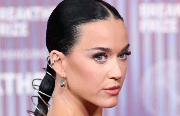 Katy Perry scatenata su Chérie FM, mostra il suo seno in un top trasparente