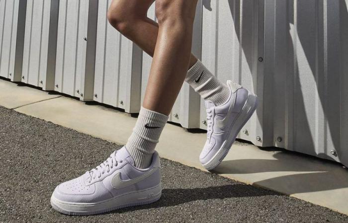 Queste scarpe da ginnastica Nike Air Force 1′07 valutate 4,6 stelle sono un successo durante i saldi