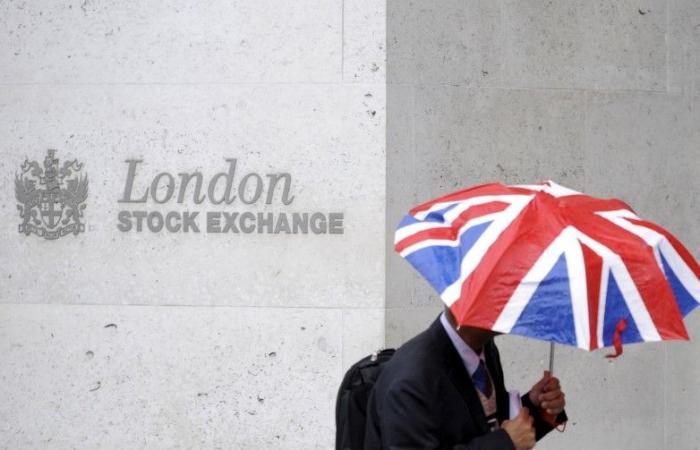 Le azioni di Londra sono rimaste sottotono poiché gli investitori hanno digerito gli aggiornamenti aziendali e monitorato i dati economici.