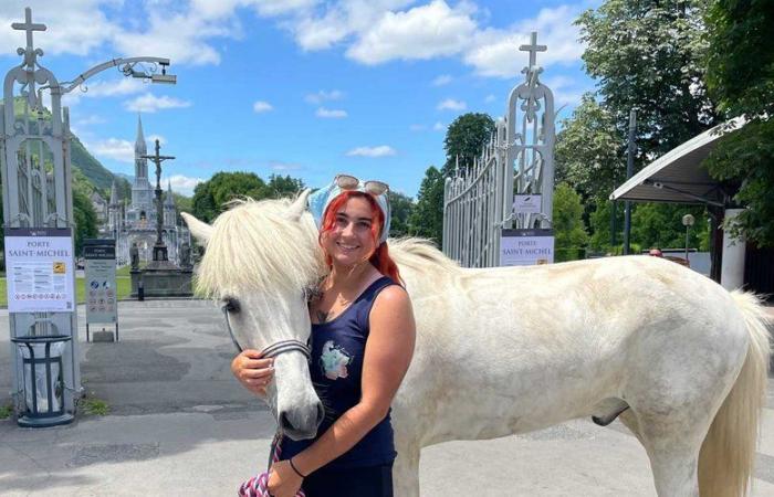 Lourdes: in un viaggio a cavallo di 3.000 chilometri, Lucille Manier si è fermata nella città mariana