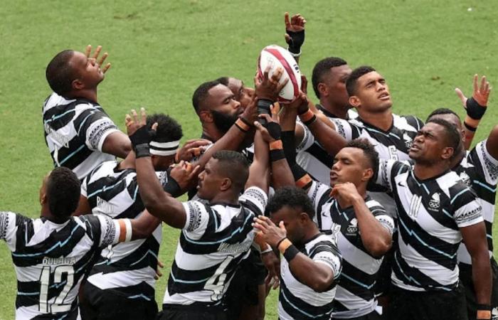 La squadra di rugby a sette delle Fiji allestisce il campo per le Olimpiadi di Parigi in Gironda
