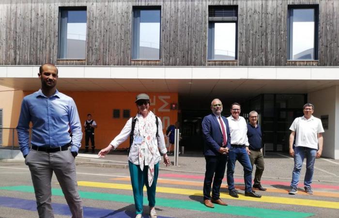 inaugurato a Charles-Perrens un passaggio pedonale arcobaleno, il primo in un ospedale in Francia
